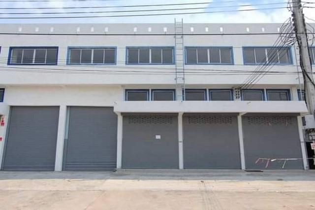 ให้เช่าโกดัง พร้อมสำนักงาน 2.5 ชั้น ถนนกิ่งแก้ว-บางพลี สมุทรปราการราคาเช่า 80,000 บาท / เดือน ( สัญญาขั้นต่ำ 3 ปี ประกัน 3 เดือน ล่วงหน้า 1 เดือน )ราคาขาย 20,000,000 บาท ( โอนคนละครึ่ง )ที่ตั้ง ถนนบางพลี-กิ่งแก้ว ตำบลบางพลีใหญ่ อำเภอบางพลี สมุทรปราการติดต่อ : คุณภัสพงณ์ 063-409-8164Line : deedaa23พื้นที่ใช้สอย 480 ตารางเมตร จำนวน 2.5 ชั้น 2 ห้องน้ำ จอดรถ 3-5 คันพื้นที่โกดัง 336 ตารางเมตร ( 12*28 ม. )พื้นที่สำนักงา�