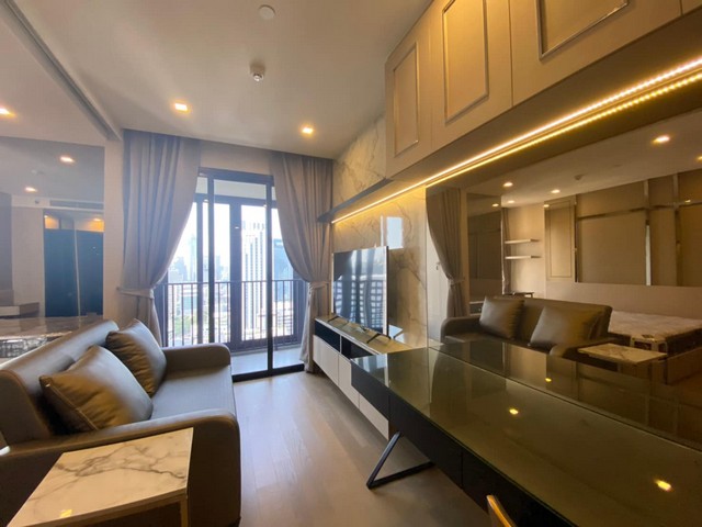 Ashton Asoke is spacious, nice, clean, 23rd floor, BTS Asoke.***Service for selling/renting houses, condos and giving advice. If interested, contact at any time***Interested in additional details or pictures or making an appointment to see the room?Contact EkachaiT. 089-799-5598Line ID: @auiauiaui001 (add @ in front) (Agent Post)-------------------------------------------------- ------------Room type: 1 bedroom, 1 bathroomSize 35 sq m., 23rd floorClean room, beautifully decorated, ready to move in.details-------------------------------------------------- ------------Rental price: 35,000 baht per month-------------------------------------------------- ------------* Complete electrical appliances- Air conditioning- fridge- TV- washing machine-------------------------------------------------- ------------*Facilities worth using- Social Club- Sauna room- library- Fitness- Sky Lounge-------------------------------------------------- ------------*Nearby important places (Based on information