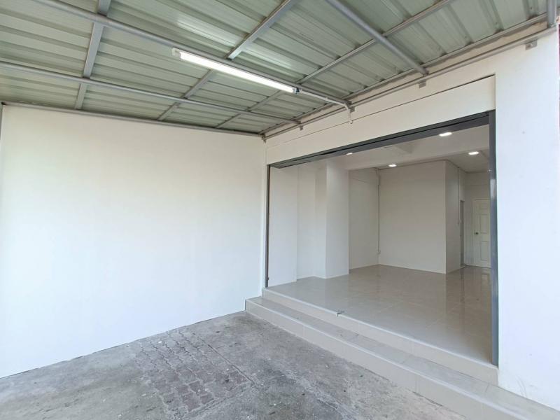 ขายตึกแถว / คอนโด ชั้น 1  ห้องมุม ทำเลค้าขาย ทำ Office จอดรถได้ 3 คัน  ที่ตั้ง : กรุงเทพมหานคร ถนน สุขุมวิท77 902-902/63 ซอย อ่อนนุช 46 แขวงสวนหลวง เขตสวนหลวง 10250พิกัด : https://maps.app.goo.gl/tLDG6rv4JRi9XA2L9ขนาดพื้นที่ :  23 ตรม. รายละเอียดขายตึกแถว / คอนโด มิตรภาพแมนชั่น ชั้น1 ห้องมุม เหมาะสำหรับพักอาศัย / ค้าขาย / ทำ OFFICE ย่านอ่อนนุช 46 ห้องสวย Renovateใหม่ทั้งหมดระบบไฟฟ้า-ประปา พร้อมใช้งาน ทำเลดี มีพี้นที่ใช้สอยด้าน