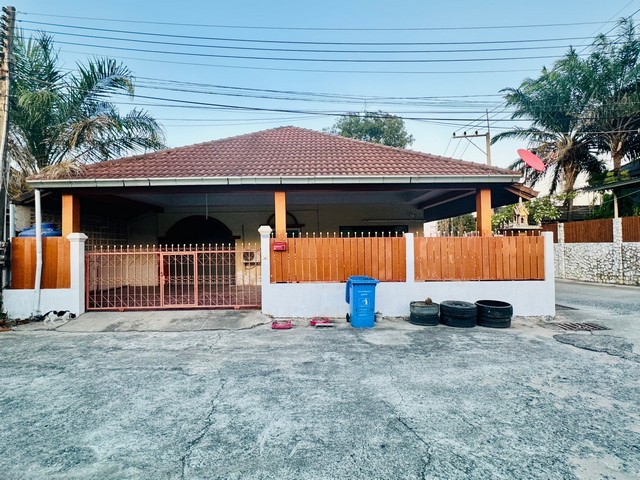 ขายบ้านเดี่ยวชั้นเดียว ราคาถูก ในศรีราชา หมู่บ้านลัดดาเฮ้าส์ ทำเลดี เดินทางง่าย ใกล้สิ่งอำนวยความสะดวก ชลบุรีราคา 1,990,000 บาทเนื้อที่ 51 ตารางวามี 4 ห้องนอน 2 ห้องน้ำที่อยู่ 326/58 หมู่8 หมู่บ้านลัดดาเฮ้าส์ ต.สุรศักดิ์ อ.ศรีราชา จ.ชลบุรี 20110สถานที่ใกล้เคียง- อยู่ใกล้ตลาดศุภฤกษ์- โรงเรียนอัสสัมชัญศรีราชา- โรบินสันศรีราชา - โรงพยาบาลสมิติเวชศรีราชา- โรงพยาบาลพญาไทศรีราช