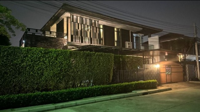 ขายบ้านเดี่ยว ย่าน วัชรพล ใกล้ทางด่วนรามอินทราอาจณรงค์ เดินทางสะดวก บ้านมัณฑนา เลค วัชรพล ถนนสุขาภิบาล 5 เขตสายไหม เป็นบ้านหัวมุม ทำเลดีมาก พร้อมอยู่ราคาขาย 19,400,000 บาทขนาดพื้นที่ 98  ตารางวามี 4 ห้องนอน 5 ห้องน้ำ 1 ห้องรับแขก 1ห้องแม่บ้าน - มีทั้งครัวไทย ครัวฝรั่ง บิ้วด์อิน - เฟอร์นิเจอร์ตกแต่งครบ- แอร์ 7ตัว- ประตูรั้วรีโมท- จอดรถได้ 4 คัน และค้างบ้านได้อีก 5คัน- ระบบรัก�