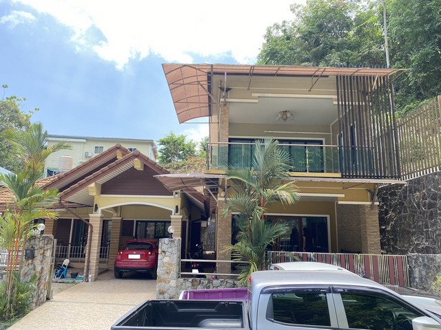 #HR070 For Rent : Patong, House @Soi Kuan Yang, 4 Bedrooms 5 Bathrooms   House for rent, location Soi Kuan Yang, Patong.- Area size 50 square wah- 1 floor, consisting of 2 bedrooms, 2 bathrooms (1 in the bedroom and 1 outside) - other rooms (living room, dining room, kitchen, clothing room)- 2 story house, consisting of 2 bedrooms, 3 bathrooms (1 room in each bedroom and 1 room outside)- Other rooms (living room and kitchen) Nearby places- 6 minutes to Patong Beach- Jesada Kachapat Elephant Camp- 8 minutes to Kathu  Price 60,000 baht/month for annual contract **If you want only one house, that is, you will release only the 2-story house.Price 30,000 ฿ Deposit conditionsThe amount is 1 times the house rental price.Returned when the contract is complete. and did not break the contract and are behind on rentDeduction of security deposit when excessive damage to furniture or home If the damage is more than the value of the insurance money The renter must contribute the difference.-------
