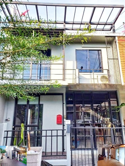 MRT ลาดปลาเค้า เฟอร์บางส่วน ออฟฟิศ ให้เช่าทาวน์โฮม 2 ชั้น ต่อเติมทั้งบ้าน ทำเลดี 25ตรว. 155 ตรม. 16,999B-M 1นอน 2น้ำ 2จอดรถ 3แอร์ เซ็นทรัล รามอินทรา เดินทางสะดวกMRT LatPlaKhao 2-story townhome for rent Extend the whole house good location 25sq.wa. 155sq.m. 16,999B-M partially furnished office 2bed 2bath 2parking 3A/C Central Ramintra convenient travel.ซ.ลาดปลาเค้า ถ.ลาดปลาเค้า แขวงจรเข้บัว เขตลาดพร้าว กรุงเทพมหานคร 1012325ตรว.                         155ตรม.                   ต่อเติมห้องเต็มพื้นที่บ้านพร้อมเฟอร์นิเจอร์ + เครื่อง�