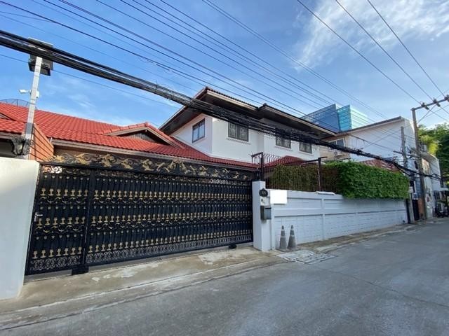 RS23 Rent เช่า บ้านเดี่ยว โซนอารีย์ ถนนพหลโยธิน5 ถนนพระราม6 ใกล้ BTS อารีย์: ติดต่อ :เม 084-592-8945เอมมี่ 061-895-9195ก้อง 095-478-7456line ID : kong.plให้เช่า 100,000 บาท / เดือน ( ประกัน 2 เดือน + ล่วงหน้า 1 เดือน )RS23 *** ให้เช่า ***บ้านเดี่ยว 2 ชั้น พื้นที่ใช้สอย 310 ตารางเมตรจำนวน 4 ห้องนอน 4 ห้องน้ำ1 ห้องรับแขก 1 ห้องครัวแบบตะวันตก ห้องทานอาหารที่จอดรถ 3 คันมีเฟอร์นิเจอร์บางส่วน เครื่องใช้ไฟฟ้าครบ: หมายเหตุ :ค่าเช่านี้ไม่