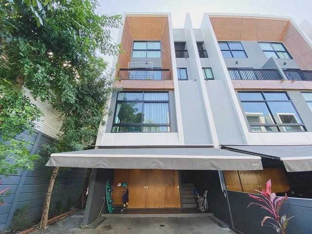  ให้เช่าทาวน์โฮม3.5ชั้น โครงการArden Pattanakarn อาเดน พัฒนาการ เฟอร์นิเจอร์ครบพร้อมเข้าอยู่ให้เช่า รหัสC6123ราคาเช่า 55,000 บาทเดือน (ประกัน2 ล่วงหน้า1 )สนใจติดต่อ คุณเอมมี่   โทร 0618959195  เบอร์นี้แอดไลน์ได้นะคะLine Add Friend  : https://line.me/ti/p/gAB4zRsgkGรหัสประกาศ รหัสC6123 ทาวน์โฮม 3.5ชั้น หลังมุม โครงการ Arden Pattanakarn อาเดน พัฒนาการ เฟอร์นิเจอร์ครบพร้อมเข้าอยู่เนื้อที่ 30.50 ตารางวา3 ห้องนอน4 ห้องน้ำแอร์ 6 เครื่องที่จอด