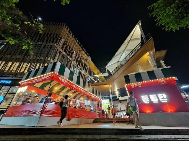 ให้เช่าพื้นที่ ขนาด 72 ตารางเมตร ถนนจันทน์ 37 มีลิฟท์โดยสาร 2 ตัว ลิฟท์ขนของ 1 ตัว เหมาะสำหรับบาร์ ร้านกัญชา ฯลฯราคาเช่า 30,000 บาท / เดือน ( สัญญาขั้นต่ำ 3 ปี )ที่ตั้ง ถนนจันทน์ ซอยจันทน์ 37 แขวงทุ่งวัดดอน เขตสาทร กรุงเทพมหานครติดต่อ : คุณภัสพงณ์ 063-409-8164Line : deedaa23พื้นที่ใช้สอย 72 ตารางเมตร จอดรถ 4 ชั้น ชั้นใต้ดิน และลานจอดรถด้านหลังเหมาะสำหรับร้านกัญชา บาร์ ฯลฯ เปิดดึกได้ มีสถานีช�