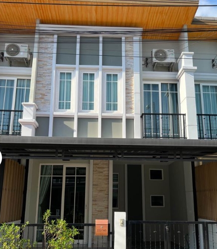 N5009 ให้เช่าทาวน์โฮม โกลเด้น ทาวน์ บางนา-สวนหลวง ค่าเช่า 18,000 บาท Golden Town Bangna-Suanluang ที่ตั้ง : ถนนเลียบวงแหวนรอบนอก แขวงดอกไม้ เขตประเวศ กทม. รายละเอียด : ทาวน์เฮาส์ 2 ชั้น เนื้อที่16 ตารางวา 3 ห้องนอน 2 ห้องน้ำ 1 ที่จอดรถ เครื่องปรับอากาศ 2 เครื่อง เตียงนอน ตู้เสื้อผ้า โต๊ะเครื่องแป้ง ครัว Build-in เตา และ ที่ดูดควัน ถังสำรองน้ำ และ ปั๊มน้ำ เครื่องทำน้ำอุ่น 1 ติดเมกกะบางนา บนถนนกาญจนาภ�