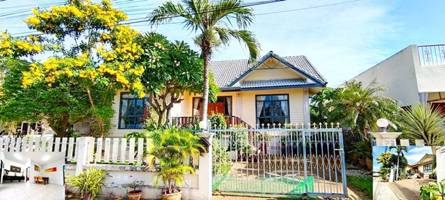 ใกล้ทะเล บลูพอร์ต ทำเลดี มาร์เก็ตวิลเลจ หัวหิน หัวหิน ให้เช่าบ้านเดี่ยว สไตล์ทรงไทยประยุกต์ 50ตรว. 150ตรม. 22,999B-M สวนรอบบ้าน ร่มรื่น 3นอน 2น้ำ 3จอดรถ 4 แอร์ Near Beach Bluport Hua Hin detached house for rent. Applied Thai style 50sq.wa. 150sq.m. 22,999B-M garden around the house shady 3bed 2bath 3parking 4A/C good location Market Village Hua Hin.ซอยหัวหิน90-104 ถ.เพชรเกษม ตำบลหัวหิน อำเภอหัวหิน ประจวบคีรีขันธ์ 7711050ตรว.                         50sq.wa.150ตรม.                            150sq.m.สวนหย่อม และสวนหลังบ้าน3 ห้องนอน 2 ห้องน้ำ 1 ห้องค