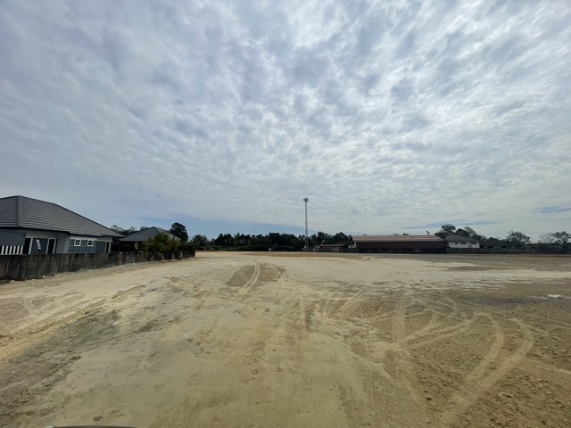 วันนี้หญิงมีที่ดินทำเลสวยสุดๆ ในจังหวัดจันทบุรีมานำเสนอค่า จากถนนตากสิน (สี่เลน) เข้าไปทางพุทธมณฑล ประมาณ 100 เมตร ปรับแต่งที่ดินเรียบร้อยแล้ว - เนื้อที่ 12 ไร่ 3 งาน 81.3 ตารางวา- ติดถนน 3 ด้าน อีกด้านติดหมู่บ้าน- อยู่ในตัวเมือง แต่ไม่เมืองเกินไป โดยรอบยังมีพื้นที่สีเขียว- จากถนนสี่เลนเข้ามาแค่ 100 เมตรสถานที่ใกล้เคียง- ใกล้บิ๊กซี - โลตัส ทวีเจริญ- วิ่งเข้าเมืองก็ใก