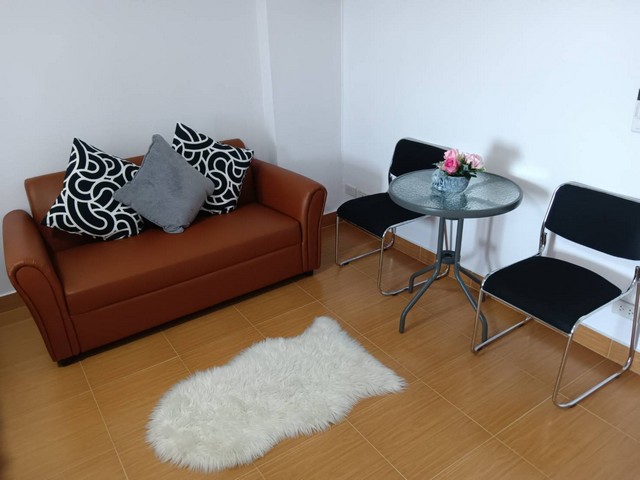 ให้เช่าคอนโด พัฒนาการ ไลฟ์ คอมเพล็กซ์ 25.01 ตร.ม ชั้น 10 ใกล้ Seacon Square รีโนเวทใหม่ และเฟอร์นิเจอร์ใหม่ทุกชิ้นปรับปรุงใหม่และตกแต่งใหม่ทั้งห้อง แอร์และเฟอร์นิเจอร์ใหม่เอี่ยมทุกชิ้นขนาด 25.01 ตร.มอาคาร 1 ชั้น 10 ห้องสตูดิโอ, 1 ห้องน้ำระเบียงหันไปทางทิศใต้ที่ตั้ง: ซอยพัฒนาการ 25 ถ.พัฒนาการ แขวงสวนหลวง เขตสวนหลวง กรุงเทพฯตอบโจทย์คนรักความสงบ ความปลอดภัย และความสบายที่ครบคร