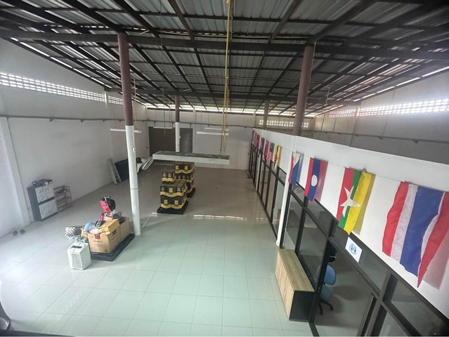 BS1355ให้เช่าโกดัง 800 ตรม.ย่านสรงประภา ดอนเมือง ใกล้สนามบินดอนเมือง และใกล้รถไฟฟ้าสายสีแดงสถานีตลาดใหม่ดอนเมืองให้เช่า 85,000 บาท/เดือน ประกัน 3 เดือน ล่วงหน้า 1 เดือน สัญญา 2 ปีติดต่อ : คุณพร 0938091444 (เบอร์นี้แอดไลน์ได้คะ),โทร 0939833259ID Line : henghengpaulaรหัสประกาศ BS1355ให้เช่าโกดัง 800 ตรม. 2 ชั้นพร้อม 2 ห้องประชุม 2 ห้องสำนักงาน 2 ห้องนอน 3ห้องน้ำ1ห้องครัวเคาท์เตอร์เครื่องครัวครบมีประตูพับอัตโน