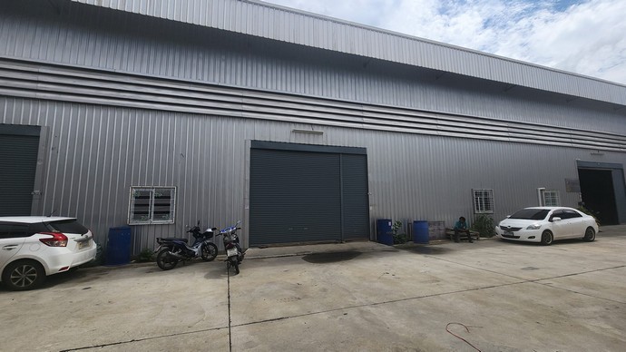 ให้เช่าโกดัง ขนาด 100-400 ตรมถนนเทพารักษ์ บางพลี สมุทรปราการ ระบบไฟฟ้า​ 3 เฟส​ พื้นรับน้ำหนักได้ 1 ตันต่อตารางเมตร