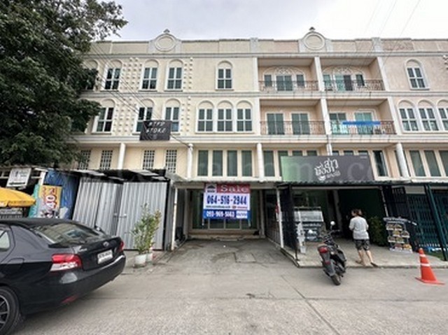 รหัสทรัพย์   4814อาคารพาณิชย์ 3 ชั้น ตลาดปัฐวิกรณ์ที่ตั้ง : ถนนนวมินทร์ แขวงคลองกุ่ม เขตบึงกุ่ม กรุงเทพมหานคร 10230รายละเอียดทรัพย์- อาคารพาณิชย์  3 ชั้น - 4 ห้องน้ำ 1 ห้องรับแขก 1 ที่จอดรถ- พื้นที่ใช้สอย 16.9 ตารางวา สถานที่สำคัญ ใกล้เคียง- ใกล้โรงแรม S Bangkok Navamin- ใก้ตลาดปัฐวิกรณ์- ใกล้ Makro  Nawamin, Marketplace Nawaminแผนที่ :   https://maps.app.goo.gl/8fpQHAFM1uMuGLU18ราคาขาย    8,900,000.-    บาท สนใจติดต่อบริษัท เซ็นทรัล โฮม พร็อพเพอร์