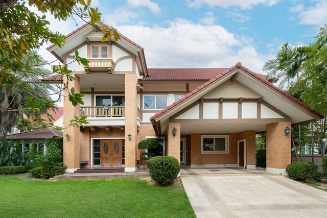 ขายบ้านเดี่ยว  2 ชั้น สไตล์อิงลิชทิวดอร์  4ห้องนอน 4 ห้องน้ำ พร้อมเรือนรับรอง   ม. Q House Avenue  พระราม5  เนื้อที่ 195.7 ตร.ว.ตกแต่งบิลด์อิน   และดูแลสภาพบ้านดีมาก   ถนน พระราม 5 นครอินทร์  จ.นนทบุรี---------------------------------------- สนใจสอบถามรายละเอียด/นัดชมบ้าน   โทรติดต่อ  082-956-6564 คุณนุ่น ยลศิริ   Line Id : yolsiri----------------------------------------- รายละเอียดบ้าน-บ้านเดี่ยว 2 ชั้น  สไตล์อิงลิชทิวดอร์  ขนาดที่ดิน  195.7 ตรว. -พื้นที่ใช้สอย 4