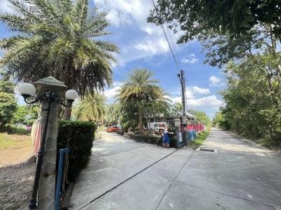 #ขายกิจการรีสอร์ทเมืองชลบุรีเนื้อที่ 2ไร่ เต็ม 15 ล้านบาท!!!!สิ่งปลูกสร้าง บ้านพัก 17 หลังเฟอร์นิเจอร์ และเครื่องใช้ไฟฟ้าครบ ทุกห้องปัจจุบัน มีรายได้ต่อเดือน 150,000-200,000 บาท.มีฐานลูกค้าประจำเนื่องจาก  ละแวกใกล้เคียง ยังไม่มีรีสอร์ทขนาดใหญ่ เท่านี้ สามารถรองรับ กลุ่มลูกค้า กลุ่มใหญ่ได้ตอบโจทย์.ใกล้วัดป่าอัมพวันใกล้วัดป่าวชิรบรรพตใกล้โรงเรียนวุฒิวิทยา2ใกล้ถนนม