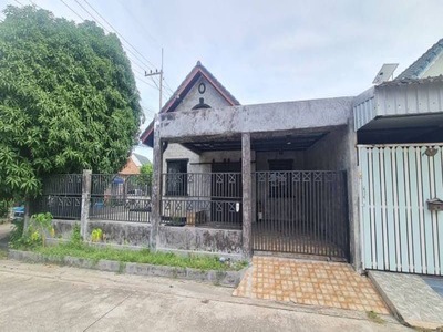 #บ้านแฝดชั้นเดียวหลังมุมเลี่ยงหนองมน#บ้านแฝดชั้นเดียวมณีแก้วเนื้อที่ 48.7 ตารางวา (หลังมุม)ขนาด 2นอน 2น้ำ 1ครัว 1จอด (จอดรถหน้าบ้านได้อีก)ราคา : 2.6ล้านเลขที่79/747ที่ตั้ง  : https://maps.app.goo.gl/aHYgQWHasVttSPuC6แถมฟรี  :เครื่องปรับอากาศ 3 เครื่องต่อเติมครัว+เคาเตอร์ครัวบ้านรีโนเวทใหม่ทั้งหลัง สไตล์Loftโครงการตั้งอยู่ใกล้-ตลาดหนองมน-ทะเลบางแสน-มหาวิทยาลัยบูรพาบางแสน-ห้างแหลมทองบางแสน-โรงพยา