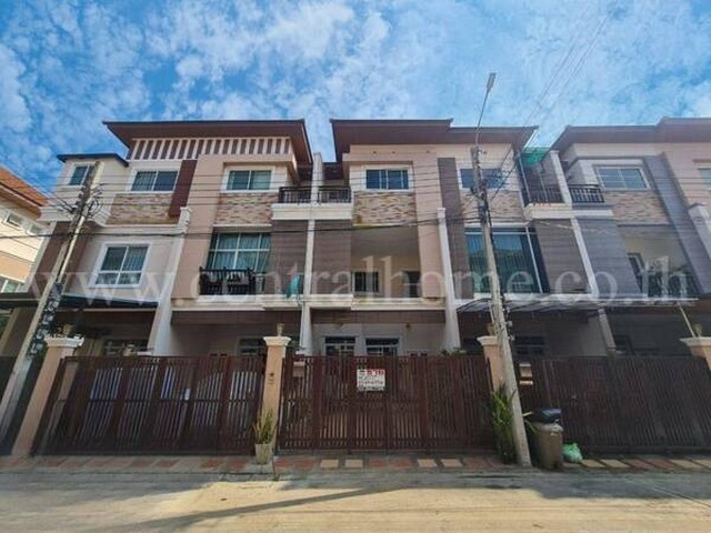 รหัสทรัพย์ 5296ทาวน์โฮม นนทรีแกลลอรี่ พระราม5 นครอินทร์ที่ตั้ง : ถนน นครอินทร์ อำเภอเมืองนนทบุรี นนทบุรี 11000รายละเอียดทรัพย์ - ทาวน์เฮ้าส์ 3 ชั้น, ขนาดพื้นที่ 20.1 ตารางวา, พื้นที่ใช้สอย 200 ตารางเมตร- 3 ชั้น, 3 ห้องนอน, 4 ห้องน้ำ, 1 ห้องรับแขก, 1 นั่งเล่น, 1 ห้องครัวใหญ่, 1 ที่จอด ทำเลและสถานที่ใกล้เคียง- โรงเรียนบดินทรเดชา นนทบุรี 5.6 กม- โรงเรียนสตรีนนทบุรี 3.7 กม- มหาว