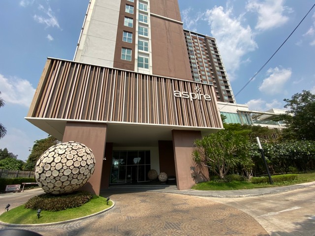 รายละเอียดเพิ่มเติม Code ID : AJ 0596 ขาย   2,023,500   บาท- ขนาดพื้นที่ : 31.26 ตร.ม- จำนวนห้อง : 1 ห้องนอน 1 ห้องน้ำ - ช้น : 20    - อาคาร : 1  พิกัดทรัพย์ :  https://maps.app.goo.gl/c4VJz1L5Bq3n554z8  สถานที่ใกล้เคียง  -ใกล้MRT สะพานพระนั่งเกล้า,ทางขึ้น-ลง พิเศษศรีรัช (ด่านประชาชื่น) , Central รัตนาธิเบศร์ ,Robinson รัตนาธิเบศร์ , Grand Home Mart , รพ. พระนั่งเกล้านนทบุรี ,ม.ราชมงคลฯ สุวรรณภูมิสอบถามเพิ่มเติม/นัดชมโทร. 097-419-5982(พลอย)โทร. 096-932-4624(ออมสิน)Line : @panaya (มี@ด้