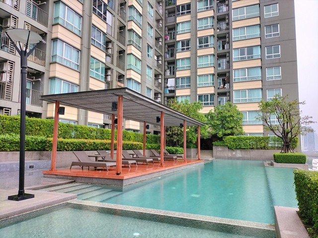 รายละเอียดเพิ่มเติม Code ID : AI 0618 ขาย   2,014,000   บาท- ขนาดพื้นที่ : 30.23 ต.ร.ม- จำนวนห้อง : 1 ห้องนอน 1 ห้องน้ำ - ชั้น : 12    - อาคาร : 1 พิกัดทรัพย์ :   https://maps.app.goo.gl/uygoCAdsLS8nCq2Y6 สถานที่ใกล้เคียง  -ใกล้1. Esplanade แคราย 400 ม. 2. Tesco Lotus รัตนาธิเบศร์ 500 ม. 3. อุทยานมกุฏรมย์สราญ 500 ม. 4. Big C วงศ์สว่าง 7.9 กม. 5. Big C ติวานนท์ 5.4 กม. 6. กระทรวงสาธารณสุข 2.4 กม. 7. โรงพยาบาลเกษมราษฎร์ 4.3 กม. 8. สวนสุขภาพประชานุกูล 6 กม. 9. ม.เทคโนโลยีราชมงคลพระนคร 6.9 กม. 10. The Mall 