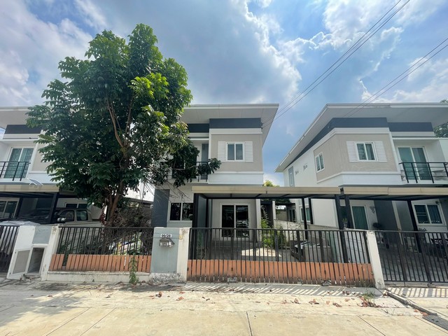 รายละเอียดเพิ่มเติม Code ID : 006-0000-060 ขาย   2,755,000   บาท- ขนาดพื้นที่ : 37.9 ตร.ว.- จำนวนห้อง : 3 ห้องนอน 3 ห้องน้ำ - ที่จอดรถ :  1    พิกัดทรัพย์ :   https://maps.app.goo.gl/5m3jEeN9Vg8jK7kGA สถานที่ใกล้เคียง  -ใกล้เซ็นทรัลพลาซา เวสต์เกตและโรงพยาบาลไทรน้อย สอบถามเพิ่มเติม/นัดชมโทร. 097-419-5982(พลอย)โทร. 096-932-4624(ออมสิน)Line : @panaya (มี@ด้านหน้า)ปรึกษาสินเชื่อฟรี One Stop Service ดูแลตั้งแต่ต้นจนจบบริษัท ปณยาคิดดี จำกัด