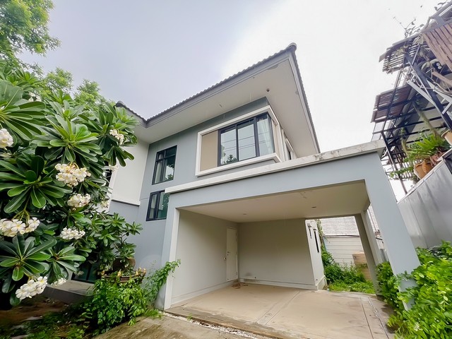 รายละเอียดเพิ่มเติม Code ID : 006-0000-040 ขาย   5,035,000   บาท- ขนาดพื้นที่ : 52.2 ตารางวา- จำนวนห้อง : 3 ห้องนอน 3 ห้องน้ำ- ที่จอดรถ :   1   พิกัดทรัพย์ :   https://maps.app.goo.gl/dhmqzBJ5h56rV9Mh9 สถานที่ใกล้เคียง  -ใกล้รพ.ศาลายา ม.เทคโนโลยีราชมงคลรัตนโกสินทร์ ม.มหิดล รร.มหิดลวิทยานุสรณ์ The Salaya Mall The Brio Mall สถานีรถไฟศาลายา โลตัส ศาลายา Home Pro เซ็นทรัลศาลายา สอบถามเพิ่มเติม/นัดชมโทร. 097-419-5982(พลอย)โทร. 096-932-4624(ออมสิน)Line : @panaya (มี@ด้านหน้า)ปรึกษาส�