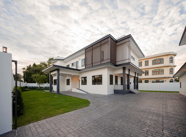 รายละเอียดเพิ่มเติม Code ID : B7072 ขาย   28,900,000   บาท- ขนาดพื้นที่ : 337.00 ตารางวา- พื้นที่ใช้สอย :  680 ตารางเมตร- จำนวนห้อง : 4 ห้องนอน 5 ห้องน้ำ - ที่จอดรถ : 2    - บ้านหันไปทางทิศ : ทิศเหนือ พิกัดทรัพย์ : https://maps.app.goo.gl/pbcqqv4fAhqB9t9b6   สถานที่ใกล้เคียง  -ใกล้ใกล้จุดขึ้นลงทางด่วน, ใกล้ถนนใหญ่/ทางหลวง -ใกล้ใกล้ห้างสรรพสินค้า -ใกล้ใกล้โรงพยาบาล/คลีนิค -ใกล้ใกล้โรงเรียน/มหาวิทยาลัยสอบถามเพิ่มเติม/นัดชมโทร. 097-4