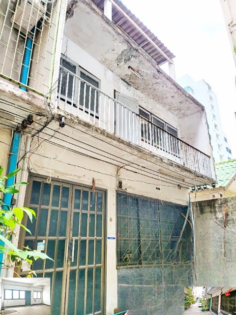 BTS ศาลาแดง 18ตรว. ย่านใจกลางเมือง ให้เช่าอาคารพาณิชย์ 3 ชั้น  พลุกพล่าน 205ตรม. ผู้เช่ารีโนเวทใหม่ 3นอน 2น้ำ 1จอดรถ เดอะคอมมอนส์ ศาลาแดง 