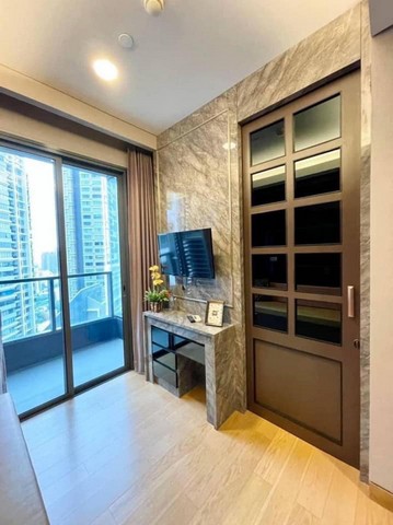 The Lumpini 24 is private, clean, quiet, 21st floor, BTS Phrom Phong.***Service for selling/renting houses, condos and giving advice. If interested, contact at any time***Interested in additional details or pictures or making an appointment to see the room?Contact Ekachai (Aui)T. 089-799-5598Line ID: @auiauiaui001 (add @ in front)Room type: 1 bedroom, 1 bathroomSize 30 sq m., 21st floorNew, clean room, beautifully decorated, ready to move in.details-------------------------------------------------- ------------Rental price: 22,000 baht/month-------------------------------------------------- ------------* Complete electrical appliances- Air conditioning- fridge- TV- washing machine-------------------------------------------------- ------------*Nearby important places (Based on information from Google Map)- Theptarin Hospital 1.6 km.- Bangkok University 2.8 km.- Emporium 850 m.- EmQuatier 1.9 km.- Benjasiri Park 1.2 km.-------------------------------------------------- ------------Rental