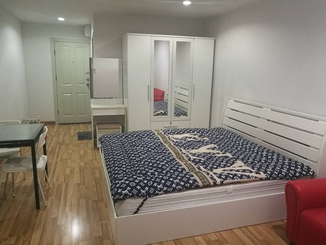 Regent Home 19 is private, peaceful, safe, 6th floor, BTS Bang Chak.***Service for selling/renting houses, condos and giving advice. If interested, contact at any time***Interested in additional details or pictures or making an appointment to see the room?Contact Ekachai (Aui)T. 089-799-5598Line ID: @auiauiaui001 (add @ in front)Room type: 1 bedroom, 1 bathroomSize 31 sq m., 6th floor, Building BNew, clean room, beautifully decorated, ready to move in.details-------------------------------------------------- ------------Rental price: 8,000 baht per month-------------------------------------------------- ------------*Facilities worth using- Reception hall- Mailbox room- Indoor swimming pool- Fitness-------------------------------------------------- ------------*Nearby important places (Based on information from Google Map)- BTS Bang Chak- Expressway Stage 1- Well International School- Anglo Singapore School- Sukhumvit Hospital-------------------------------------------------- ----------