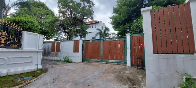 ขายบ้านเดี่ยว 3 ชั้น เนื้อที่ 233 ตรว. พื้นที่ใช้สอย 400 ตร.ม หมู่บ้านเมืองทอง 2/2 พัฒนาการ 61 พื้นที่สีเขียวรอบตัวบ้าน บ้านหันทิศเหนือ 