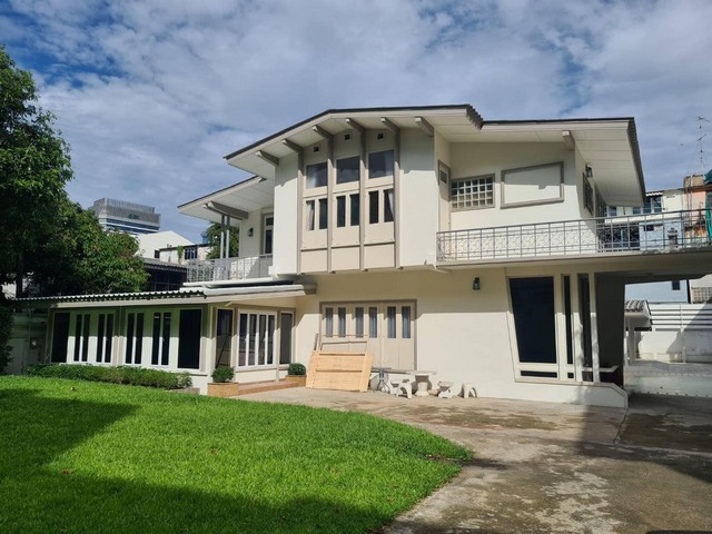 ให้เช่าบ้านเดี่ยวหลังใหญ่ 375 ตรว. ซอยสุขุมวิท 44 จากปากซอยเพียง 30 เมตร ใกล้สถานี BTS พระโขนง กับสถานีเอกมัย เหมาะอยู่อาศัยหรือทำออฟฟิศ 