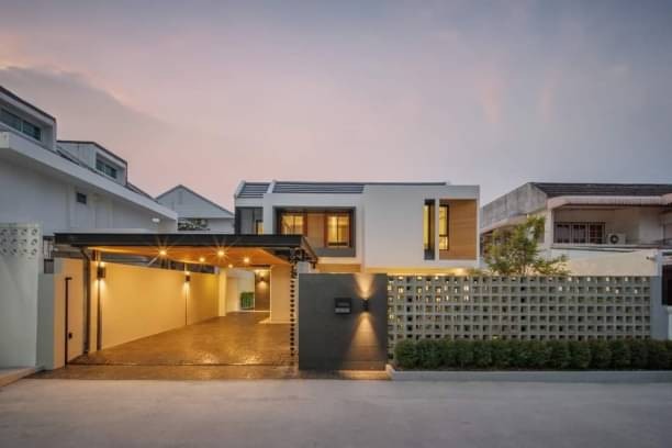 โซนนิมมาน ขายเพียง 9.95 ล้าน 50 ตรว. บ้าน 2 ชั้น สไตล์โมเดิร์น มินิมอล ความปลอดภัยสูง เพื่อนบ้านชั้นดี ซื้ออยู่เองหรือลงทุนปล่อยเช่าก็ได้