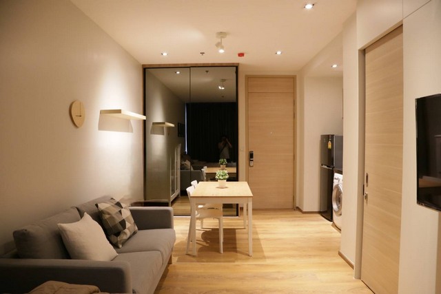 Park 24, beautiful view, clean, livable, peaceful, 28th floor, BTS Phrom Phong.***Service for selling/renting houses, condos and giving advice. If interested, contact at any time***Interested in additional details or pictures or making an appointment to see the room?Contact Ekachai (Aui)T. 089-799-5598Line@ ID: @auiauiaui001 (add @ in front as well)Room type: 1 bedroom, 1 bathroomSize 29 sq m., 28th floor, Building 2New, clean room, beautifully decorated, ready to move in.details-------------------------------------------------- ------------Rental price: 18,000 baht per month-------------------------------------------------- ------------* Complete electrical appliances- Air conditioning- fridge- TV- washing machine-------------------------------------------------- ------------* furniture- wardrobe- Built-in kitchen- Bed with mattress- Sofa-------------------------------------------------- ------------*Nearby important places (Based on information from Google Map)Green Line BTS Phrom Ph