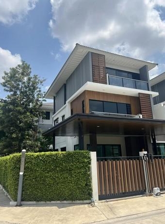 ขายบ้านแฝด 3 ชั้น ศุภาลัย เอสเซ้นส์ ลาดพร้าว 107 ใกล้เดอะมอลล์บางกะปิ