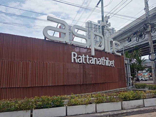 รายละเอียดเพิ่มเติม Code ID : AK 0341 ขาย   1,928,500   บาท- ขนาดพื้นที่ : 31.26 ตร.ม.- จำนวนห้อง : 1 ห้องนอน 1 ห้องน้ำ- ชั้น : 12    - อาคาร : 1  พิกัดทรัพย์ :  https://maps.app.goo.gl/c4VJz1L5Bq3n554z8  สถานที่ใกล้เคียง  -ใกล้เซ็นทรัลพลาซ่า รัตนาธิเบศร์, เอสพลานาดรัตนาธิเบศร์, บิ๊กซี, โลตัสแคราย, กระทรวงสาธารณสุข สอบถามเพิ่มเติม/นัดชมโทร. 097-419-5982(พลอย)โทร. 096-932-4624(ออมสิน)Line : @panaya (มี@ด้านหน้า)ปรึกษาสินเชื่อฟรี One Stop Service ดูแลตั้งแต่ต้นจนจบบริ