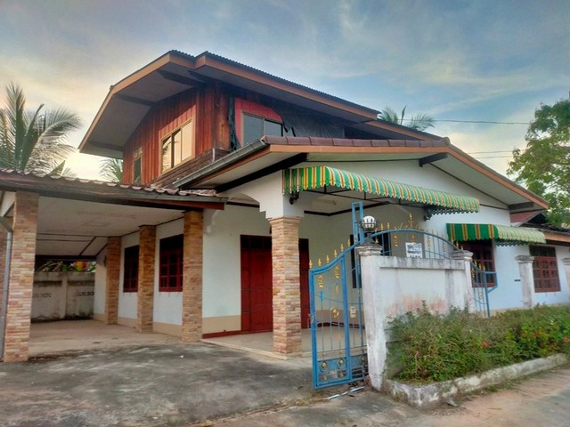 รายละเอียดเพิ่มเติม Code ID :   PAP5-0129 ขาย  1,100,000  บาท- ขนาดพื้นที่ :  175 ตรว.- พื้นที่ใช้สอย :  657.75 ตรม.- จำนวนห้อง :   3 ห้องนอน 2 ห้องน้ำ- ที่จอดรถ :   2 คัน     - บ้านหันไปทางทิศ : ตะวันออก พิกัดทรัพย์ :  https://maps.app.goo.gl/MdYPARys5MLm4cXTA   สถานที่ใกล้เคียง  -ใกล้  โรงพยาบาลส่งเสริมสุขภาพตำบลตำบลดม -ใกล้  โรงเรียนเทพอุดมวิทยา -ใกล้  โรงเรียนดมวิทยาคาร -ใกล้  วัดหนองอันรุดสอบถามเพิ่มเติม/นัดชมโทร. 097-419-5982(พลอย)โทร. 096-932-4624(อ