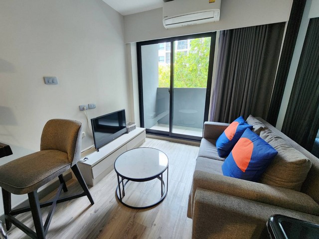 ให้เช่า Condo Dusit D2 Residence Huahin ใกล้ชายหาดหัวหิน เฟอร์นิเจอร์และเครื่องใช้ไฟฟ้าครบ พร้อมอยู่ พื้นที่ 29 ตรม.(รหัสทรัพย์ : 40025)โครงการ : Dusit D2 Residences Huahin ( ดุสิต ดี2 เรสซิเดนเซส หัวหิน คอนโดมิเนียม)ที่อยู : ซอย หัวหิน 106 ตำบลหนองแก อำเภอหัวหิน ประจวบคีรีขันธ์ 77110Google Map: https://maps.app.goo.gl/4HVN7MCty7Z2amyN8รายละเอียดตึก / ชั้น: ตึก A  ชั้น 2ขนาด: 29.94 ตร.เมตรแบบห้อง: 1 BD ( 1 นอน  1 น้ำ )เช่า/เดือน : 15,000 บาท  สัญญาเช่า : 1 ปีคอนโดมิเนียมใ