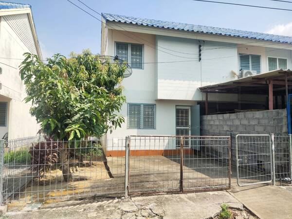  ขายทาวน์เฮ้าส์ 2 ชั้น หลังริม โครงการเอื้ออาทรรังสิตคลอง 7/1 เนื้อที่ 25.7 ตารางวา 2 ห้องนอน 1ห้องน้ำ 1 ห้องโถง 2 ที่จอดรถ