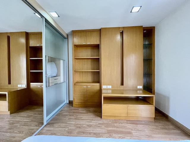 The Alcove Sukhumvit 49 is private, peaceful, livable, 7th floor, BTS Thonglor.***Service for selling/renting houses, condos and giving advice. If interested, contact at any time***Interested in additional details or pictures or making an appointment to see the room?Contact Ekachai (Aui)T. 089-799-5598Line ID: @auiauiaui001 (add @ in front)-------------------------------------------------- -------------Room type: 2 bedrooms, 2 bathroomsSize 75 sq m., 7th floorNew, clean room, beautifully decorated, ready to move in.details-------------------------------------------------- ------------Rental price: 38,000.-/month-------------------------------------------------- ------------* Complete electrical appliances- Air conditioning- water heater- fridge- TV-------------------------------------------------- ------------*Facilities worth using- The hall must accept- swimming pool- Fitness- Sauna-------------------------------------------------- ------------*Nearby important places (Based on infor