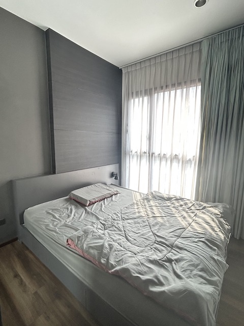 Wyne by Sansiri is private, nice, clean, 7th floor, BTS Phra Khanong.***Service for selling/renting houses, condos and giving advice. If interested, contact at any time***Interested in additional details or pictures or making an appointment to see the room?Contact Ekachai (Aui)T. 089-799-5598Line ID: @auiauiaui001 (add @ in front)Room type: 1 bedroom, 1 bathroomSize 30 sq m., 7th floorNew, clean room, beautifully decorated, ready to move in.details-------------------------------------------------- ------------Selling price: 3.3 million baht-------------------------------------------------- ------------* Complete electrical appliances- Air conditioning- water heater- fridge- TV-------------------------------------------------- ------------*Facilities worth using– Swimming pool, fitness– Security guard, project CCTV, Key Card door– Garden– Wi-Fi Internet in the lobby area-------------------------------------------------- ------------*Nearby important places (Based on information 