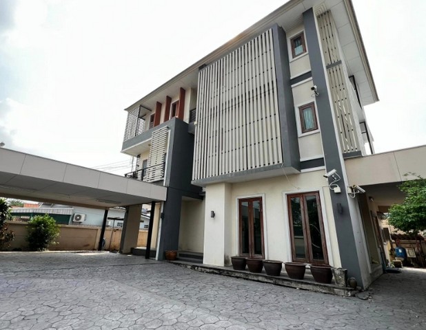 ขายบ้านเดี่ยว 3 ชั้น หลังมุม ซอยบางกระดี่ 1 แยก 14 พระรามสอง ซอย 73 บางขุนเทียน  เนื้อที่92 ตรว  บ้าน ทิศเหนือ 