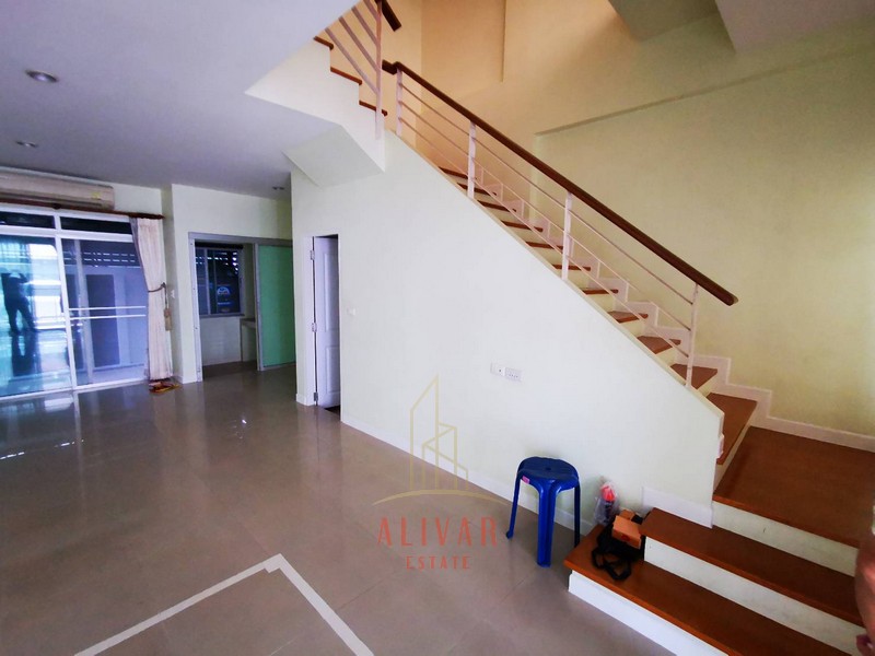 RH050124 ให้เช่าบ้าน ทาว์นโฮม 3 ชั้น 3 ห้องนอน 3ห้องน้ำ ศรีนครินทร์24 เข้าได้หลายทางค่าเช่า 25,000บาท/เดือน - สัญญาขั้นต่ำ 1 ปี - ประกัน 2 เดือน ล่วงหน้า 1 เดือนรายละเอียด :- ที่ดิน 25 ตารางวา- พื้นที่ใช้สอย 170 ตารางเมตร- 3 ห้องนอน 3ห้องน้ำ 3ชั้น - บ้านเปล่า ไม่มีเฟอร์นิเจอร์- จอดรถได้ 2 คันLocation ซ. ศรีนครินทร์ 24 แขวงสวนหลวง เขตสวนหลวง กรุงเทพมหานคร 10250Contact Line: @alivar  click https://line.me/R/ti/p/@180acmsuCALL     : 088-691-4246 Email : alivarestate@gmail.com 