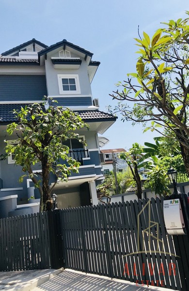 RH023923 ให้เช่า ทาวน์โฮม 5 ชั้น หมู่บ้านเน็พปาร์ค วิลล่า เหมาะสำหรับพักอาศัย หรือ ทำโฮมออฟฟิศ ย่าน เกษตร-นวมินทร์ค่าเช่าเดือนละ 28,000 บาท - ประกัน 2 เดือน ล่วงหน้า 1 เดือน - สัญญาเช่าอย่างต่ำ 1 ปี รายละเอียด- เนื้อที่ 47 ตร.ว. - 4 ห้องนอน 4 ห้องน้ำ- 5 ชั้น พื้นที่ 47 ตาราวา สไตล์ยุโรป 3 ชั้น เล่นระดับภายใน 5 ชั้น และดาดฟ้า 1 ชั้นครึ่ง หลังมุมท้ายซอยริมสวน - ชั้น 1 มีห้องรับแขกอเนกประสงค์+ 