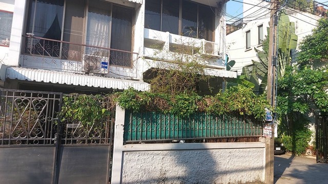 ขายทาวน์โฮมหลังมุม ขายตามสภาพ ทาวน์โฮมซอยเอกมัย เหมาะกับธุระกิจที่ต้องการบ้านเก่ามารีโนเวทใหม่ ทำเลทำกำไร