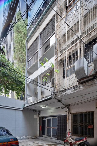 BS1366ขายตึกแถวสีลม 4.5 ชั้น มีที่จอดรถ ย่านถนนปั้น ใกล้วัดแขก เหมาะซื้อลงทุนปล่อยเช่าหรืออยู่อาศัยราคา 10,900,000 บาท (ค่าโอนคนละครึ่ง)ติดต่อ : คุณพร 0938091444 (เบอร์นี้แอดไลน์ได้คะ),โทร 0939833259ID Line : henghengpaulaรหัสประกาศ BS1366BS1366 ตึกแถวสีลม 4.5 ชั้น มีที่จอดรถ ย่านถนนปั้น ใกล้วัดแขก เหมาะซื้อลงทุนปล่อยเช่าหรืออยู่อาศัยขายตึกแถว 4 ชั้น + ชั้นลอย + ชั้นดาดฟ้าเนื้อที่ 11 ตารางวา พื้นที่ใช้สอย 268 ตร.