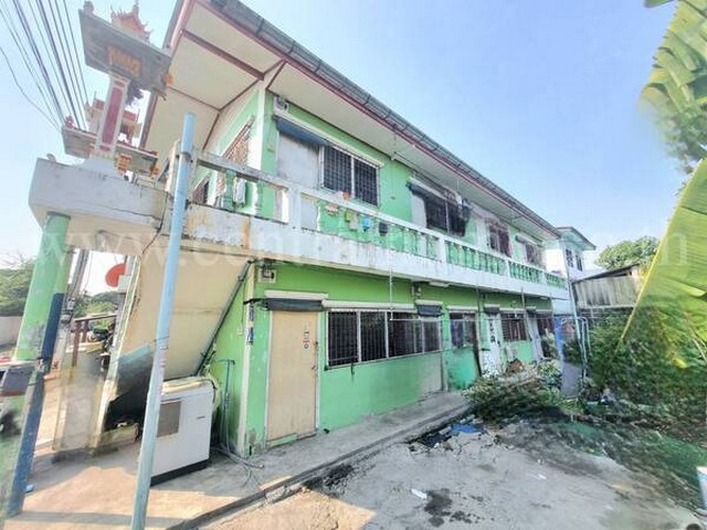 รหัสทรัพย์ : 5016ขายหอพัก 2 ชั้นราคาถูก ถ.เทพารักษ์ ตลาดรถไฟ ขจรวิทย์ สมุทรปราการที่ตั้ง หมู่ที่ 1 ซอย ขจรวิทย์ ถนนเทพารักษ์ ตำบลแพรกษาใหม่ อำเภอเมือง จ. สมุทรปราการ 10280รายละเอียดทรัพย์- ที่ดินขนาด  28 ตารางวา - ที่ดินรูปสี่เหลียมผืนผ้า, หน้ากว้าง 8 เมตร, ความลึก 20 เมตร- หอพัก 1 อาคาร, สูง 2 ชั้น, จำนวน 8 ห้อง พร้อมห้องน้ำในตัว, ระเบียงทางเดิน ขนาด