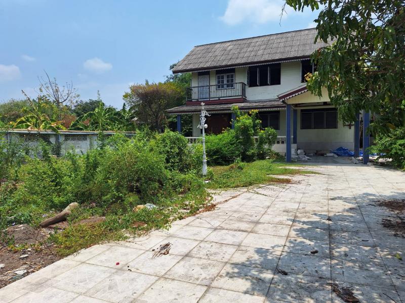 ##ขายที่ดิน 293ตรว. (แถมฟรี!! บ้าน4หลัง) ทำเลสวย ใจกลางเมือง ติดหมู่บ้านโกลเด้นทาวน์ (รามคำแหง-วงแหวน)โซน แขวงสะพานสูง, กรุงเทพมหานคร•ลักษณะโดยทั่วไป-ขายที่ดินพร้อมบ้าน ใจกลางเมือง, แปลงเดียวเท่านั้น!! ขายราคาพิเศษเพียง 22 ล้านบาท-ขนาดเนื้อที่ 293 ตรว. หน้ากว้าง 27 เมตร ลึก 51 เมตร-ที่ตั้ง : บ้านเลขที่45 ถ.ราษฎร์พัฒนา แขวงสะพานสูง เขตสะพานสูง กรุงเทพฯ-ห่างจากถนน กาญจนาภิเษก 5