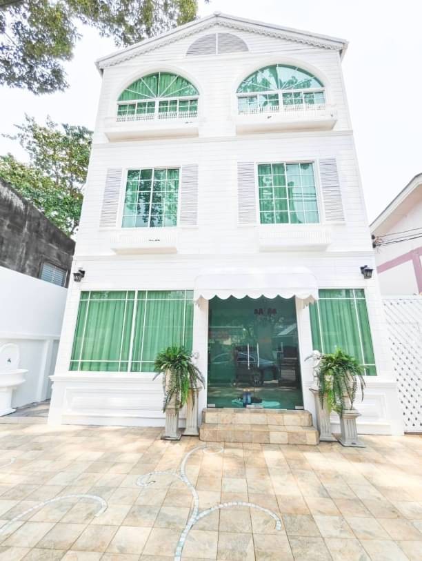 ติดถนนต้นยางสารภี ให้เช่า/ ขาย อาคารพาณิชย์ 3 ชั้น โซนสารภี ตกแต่งสวย น่าอยู่ สามารถเปิดกิจการ ค้าขายได้