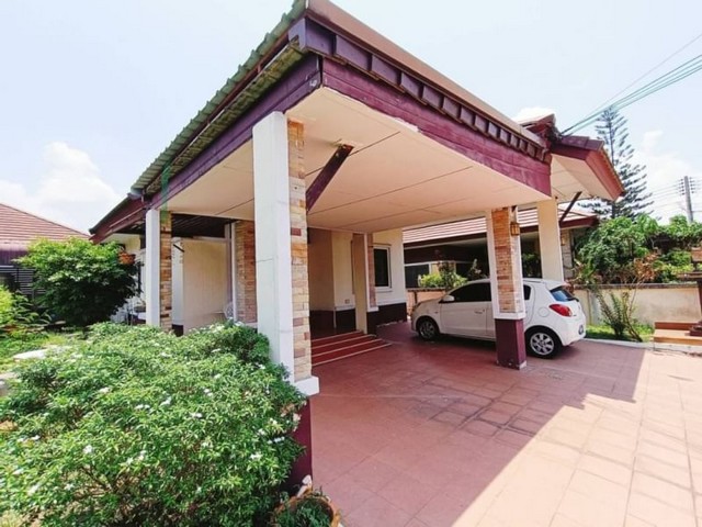 TEL :088-559 5199 คุณเอLine: https://line.me/ti/p/C0eGe0whLXขาย บ้านเดี่ยว ศรีราชาบ้านในฝันเฟสพิเศษ 2 ซ.หมอย้อย3ใกล้รร.อัสสัมชัญ เส้นหนองยายบู่ราคาขาย 2.89 ล้านบาท ค่าโอน อากร ภาษี คนละครึ่งพื้นที่ 59.9 ตรว. 3 ห้องนอน  1 ห้องโถง2 ห้องน้ำ 1 ห้องครัว   จอดได้ 2 คัน (ในบ้าน)ทำเลดี เดินทางสะดวก อยู่ในแหล่งความเจริญแถมฟรี!!- แอร์ปรับอากาศ 3เครื่อง- ถังน้ำสำรอง+ปั้มน้ำ- เครื่องทำน้ำอุ่น1 เครื่อง- เฟอร์นิเจอร์ตามภาพ