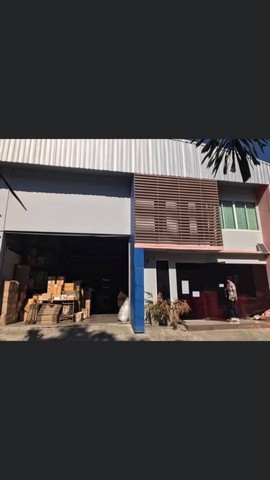 ขายและให้เช่าโกดัง พร้อมออฟฟิศ บนพื้นที่ 100 ตรว. พื้นที่ใช้สอย 300 ตรม. สามารถใช้เป็นทั้งโกดังเก็บสินค้าและเป็นออฟฟิศสำนักงาน อยู่ใกล้เซ็นทรัลพระราม 2 ทำเลดีมาก เดินทางสะดวก เข้า-ออกได้หลายเส้นทาง ทั้งถนนเอกชัย - บางบอน - บางขุนเทียนสถานที่ใกล้เคียง1. ห้างเซ็นทรัล พระราม 22. Big C พระราม 23. Lotus พระราม 24. Home Pro พระราม 25. รพ.นครธน6. รพ.บางมด7. รร.นานาชาติ Basis8. รร.วรรณสว่างจิต9. จุดขึ้น